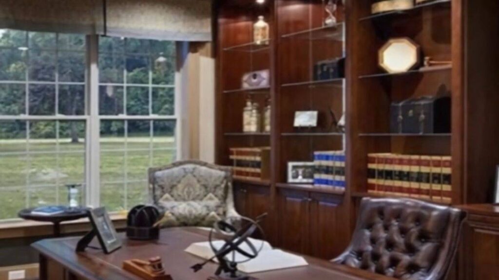An image of Jami Gertz's stylish home office
